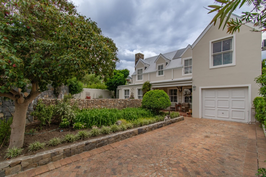 To Let 4 Bedroom Property for Rent in Somerset West Western Cape